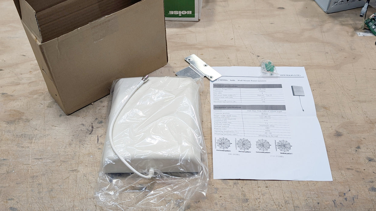 Panel Antenna Indoor 700-2700MHz 8 dBi Wall Mount Cellular
