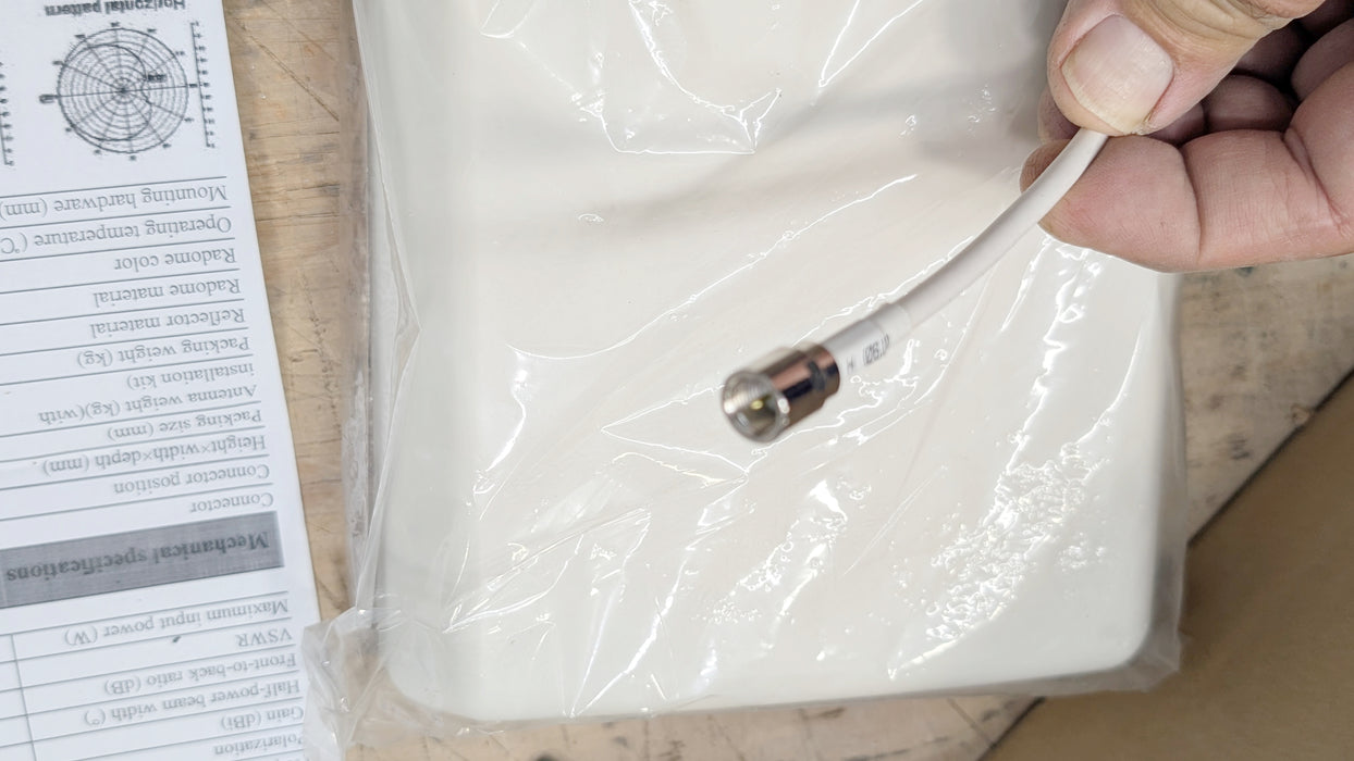 Panel Antenna Indoor 700-2700MHz 8 dBi Wall Mount Cellular
