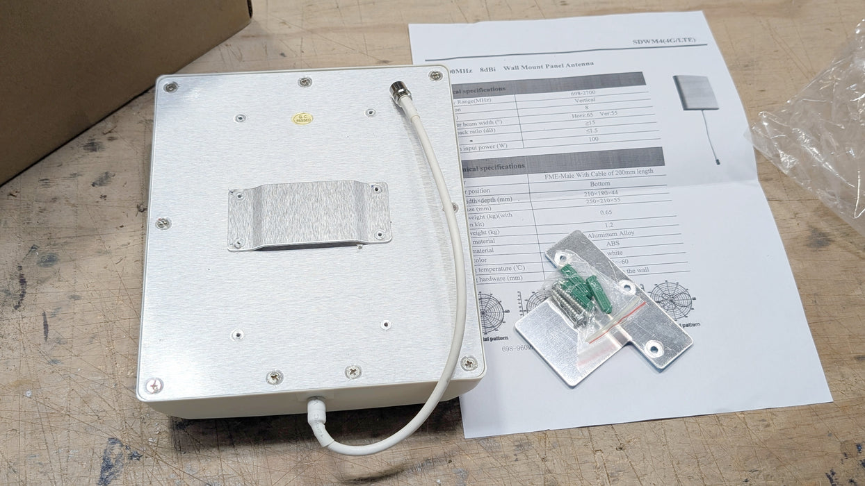 Panel Antenna Indoor 700-2700MHz 8 dBi Wall Mount Cellular